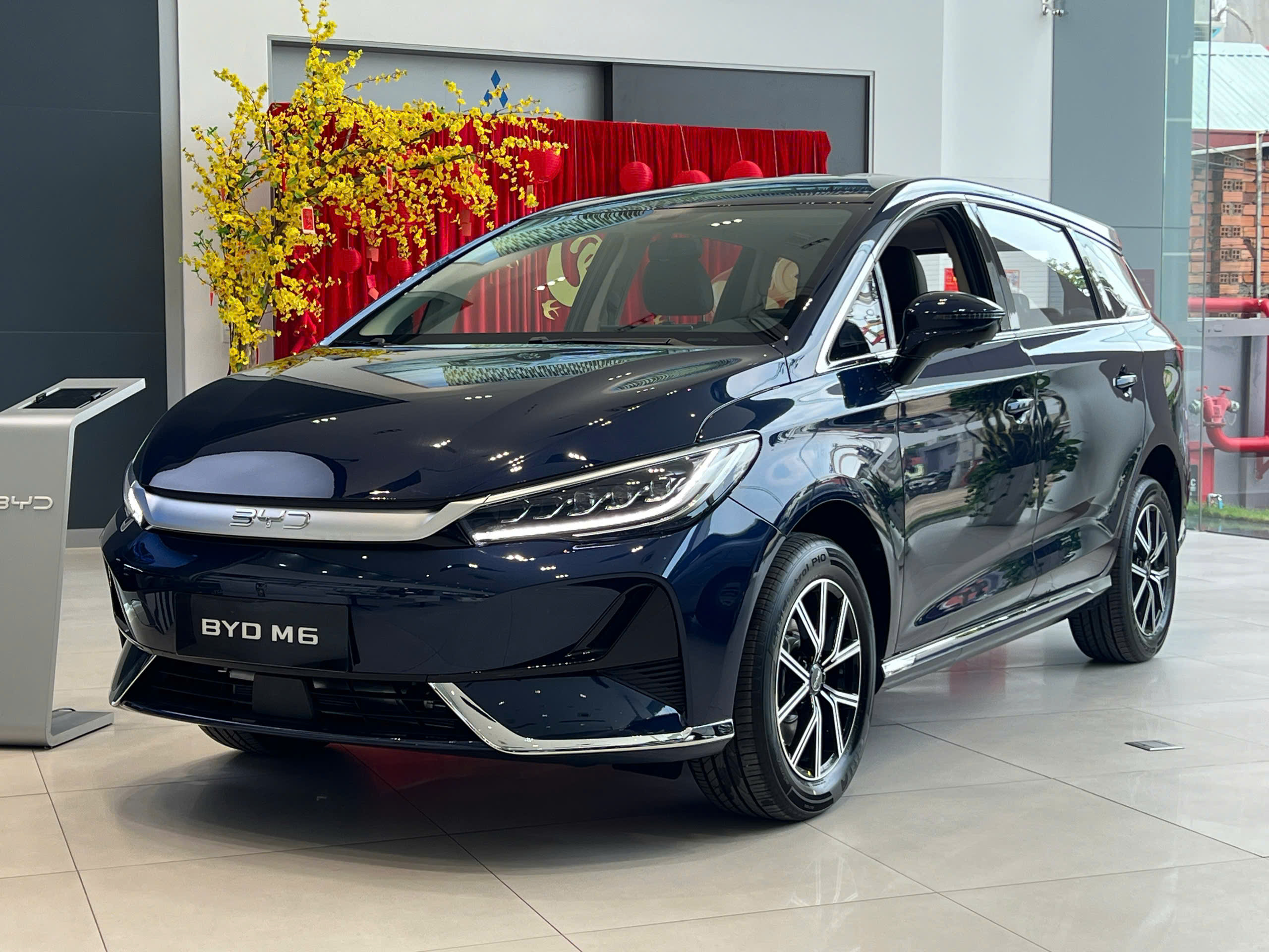 BYD M6 màu xanh Quartz Blue – MPV điện 7 chỗ dáng thể thao