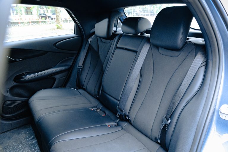Hàng ghế sau BYD Dolphin 2026 sàn phẳng rộng rãi cho 3 người lớn
