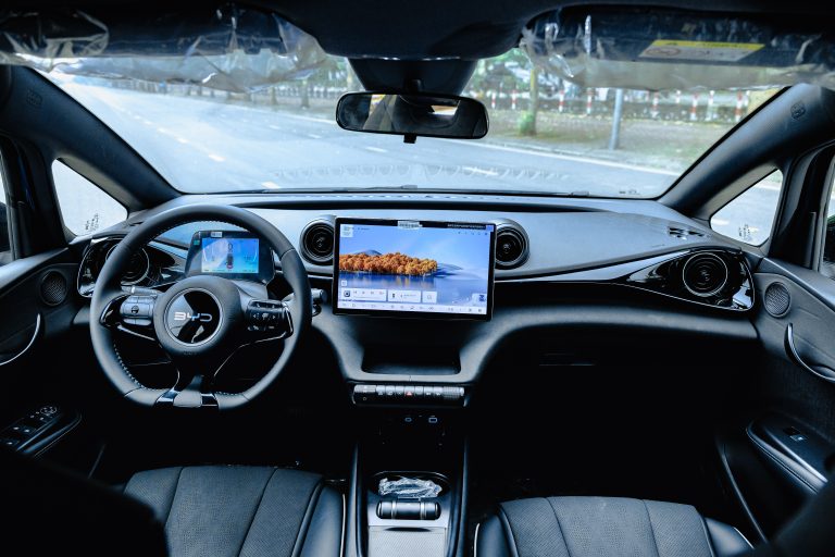Khoang lái BYD Dolphin 2026 tối giản hiện đại với màn hình xoay trung tâm
