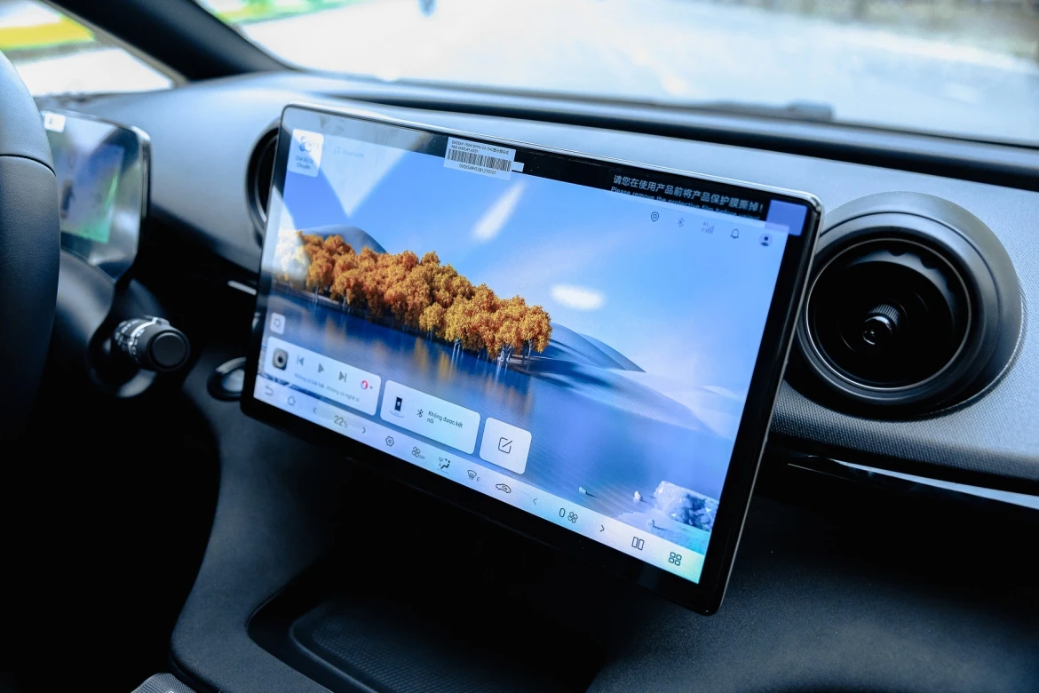 Màn hình cảm ứng xoay 12,8 inch trên BYD Dolphin 2026 hỗ trợ CarPlay không dây