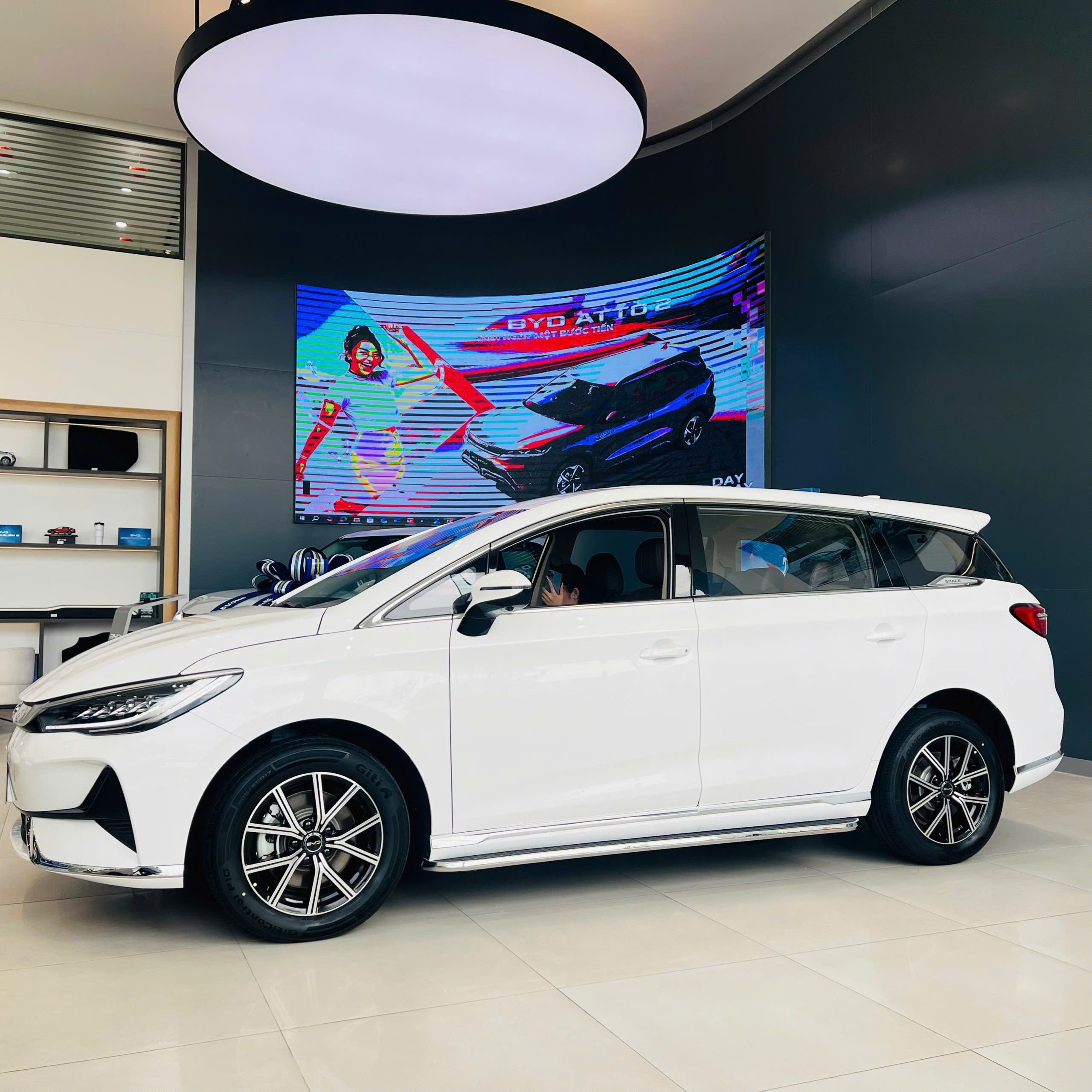BYD M6 MPV điện 7 chỗ màu trắng giá 756 triệu