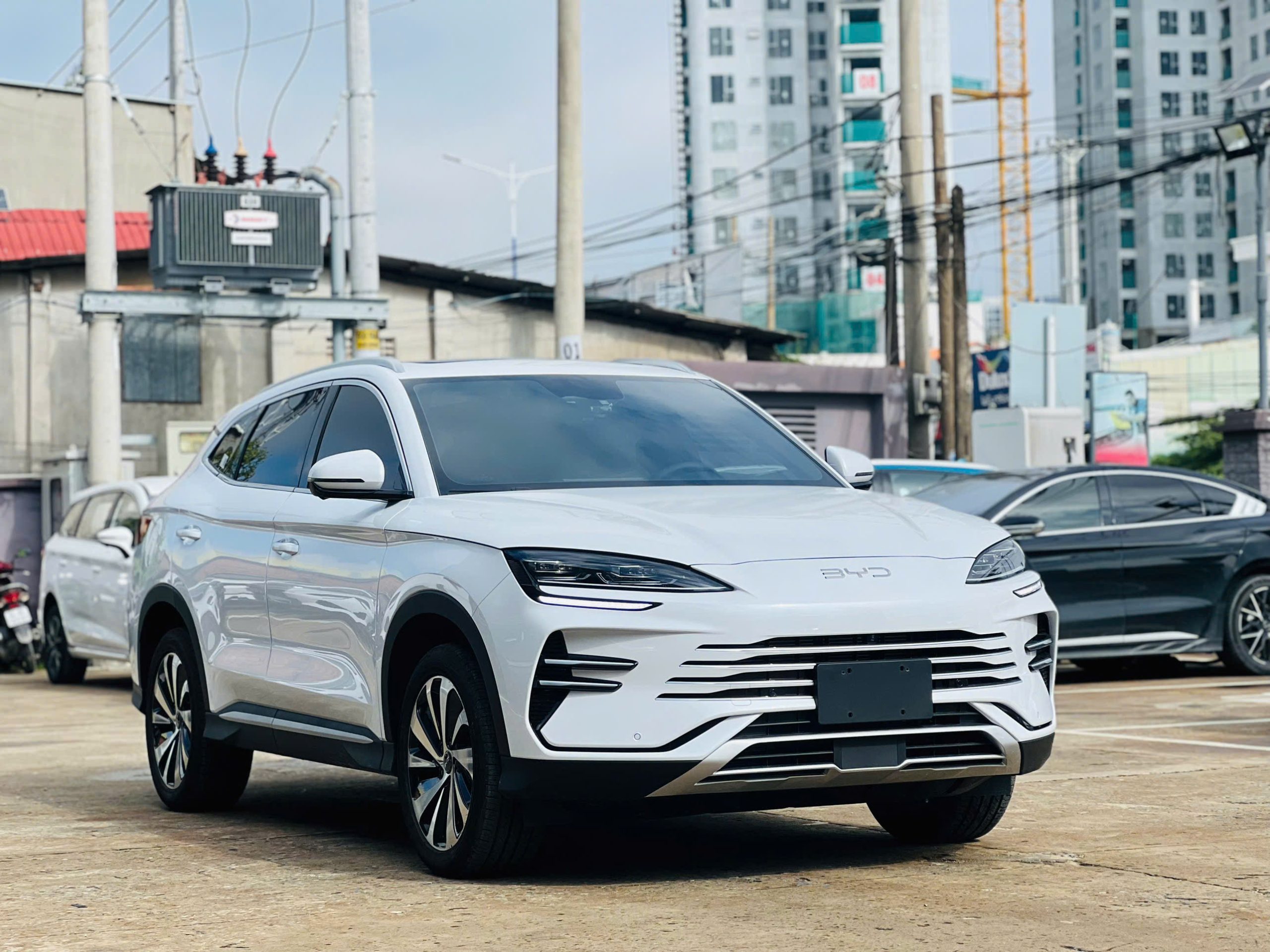 BYD Sealion 6 màu trắng SUV hybrid cắm sạc