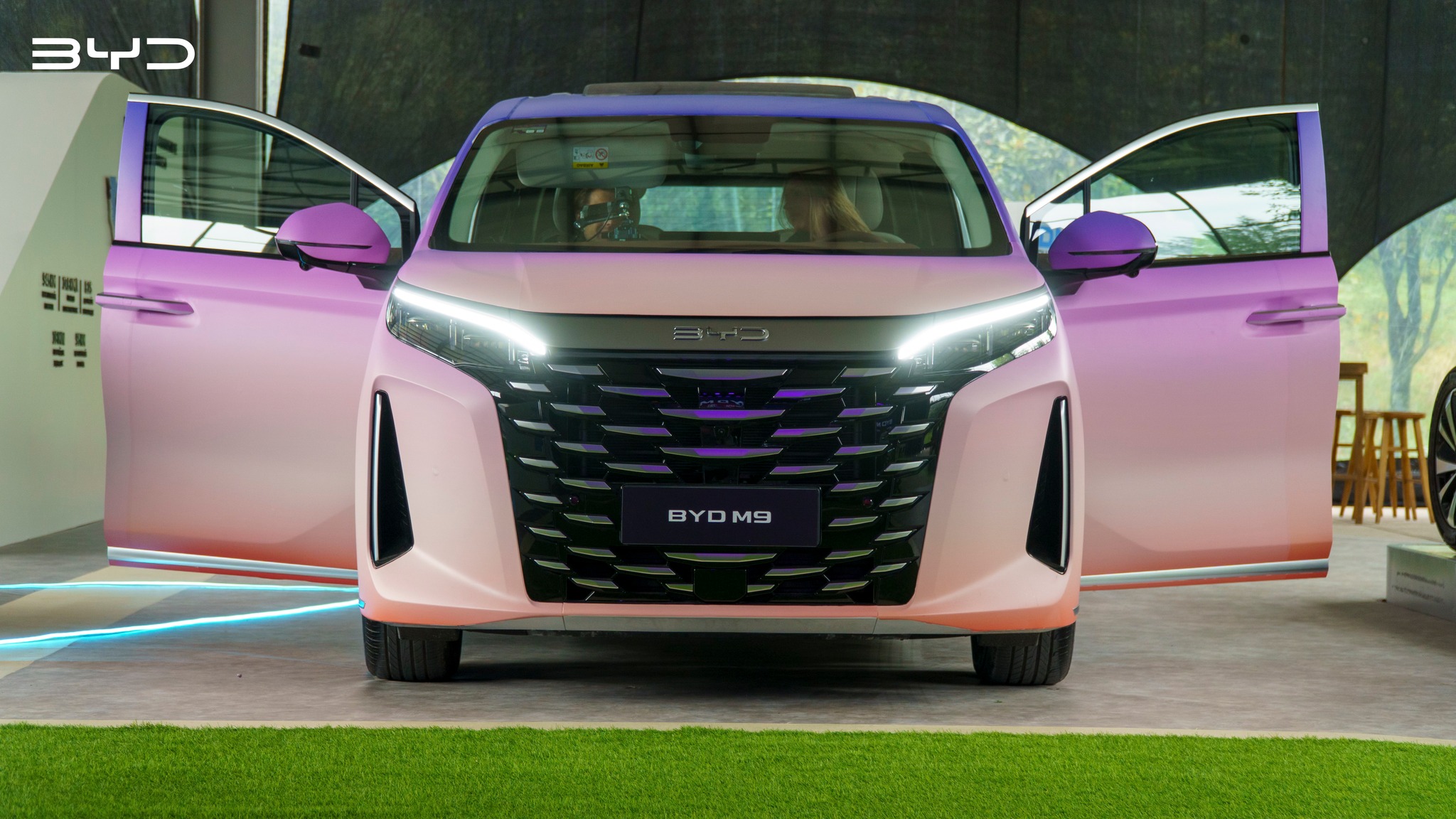 BYD M9 2025 - Thiết kế đầu xe với lưới tản nhiệt lớn và đèn LED hiện đại