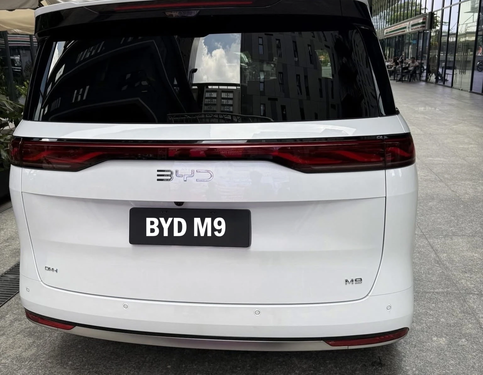 BYD M9 2025 - Thiết kế đuôi xe với cụm đèn hậu LED liền mạch