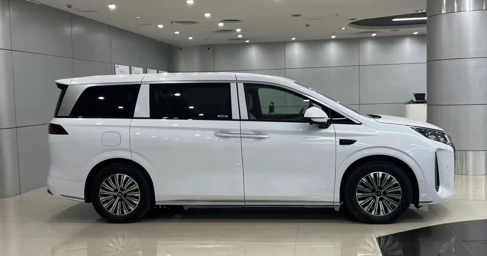 BYD M9 2025 - Thiết kế thân xe với cửa trượt điện và mâm hợp kim đa chấu