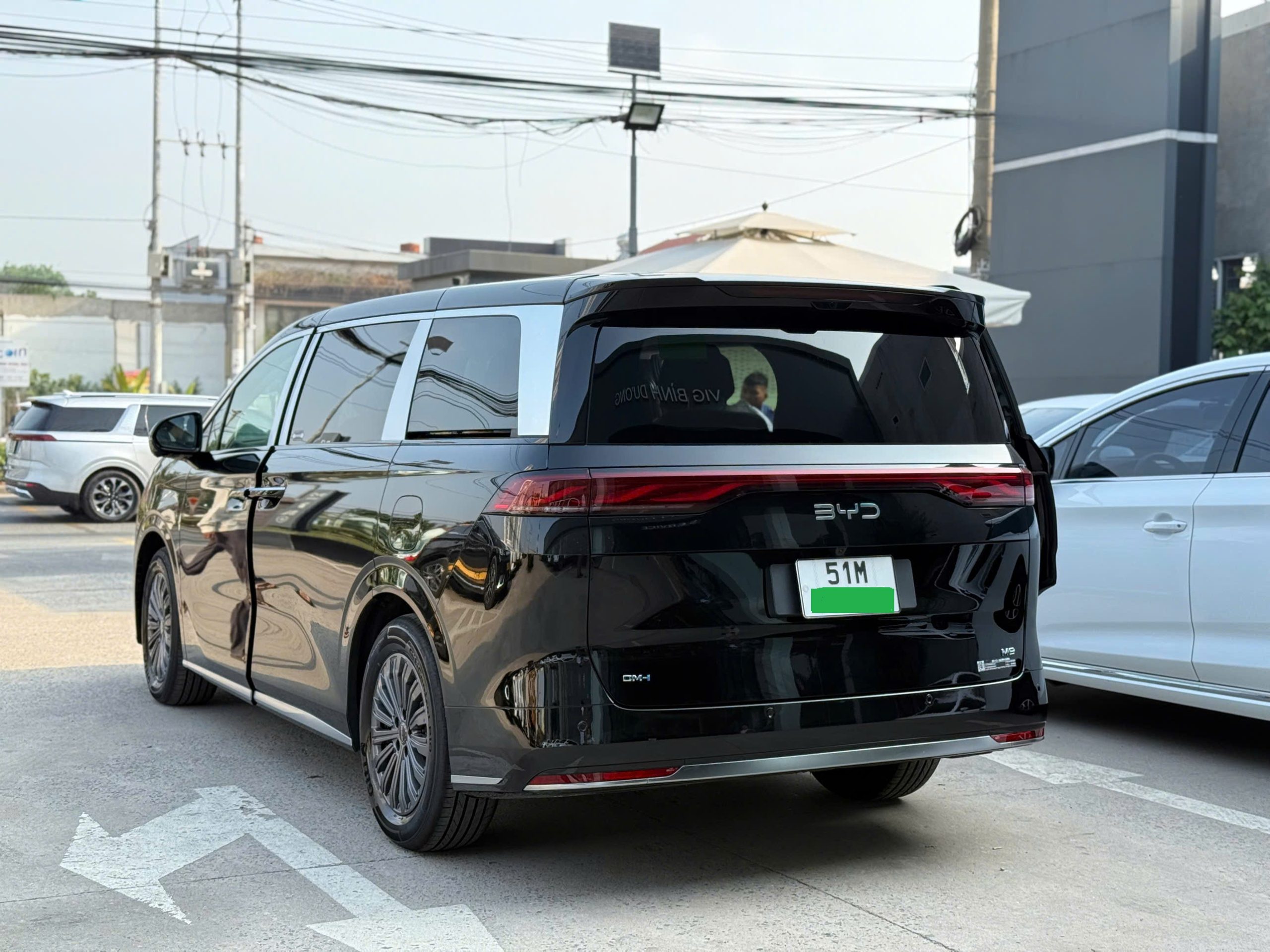 giao xe byd m9 tphcm màu đen