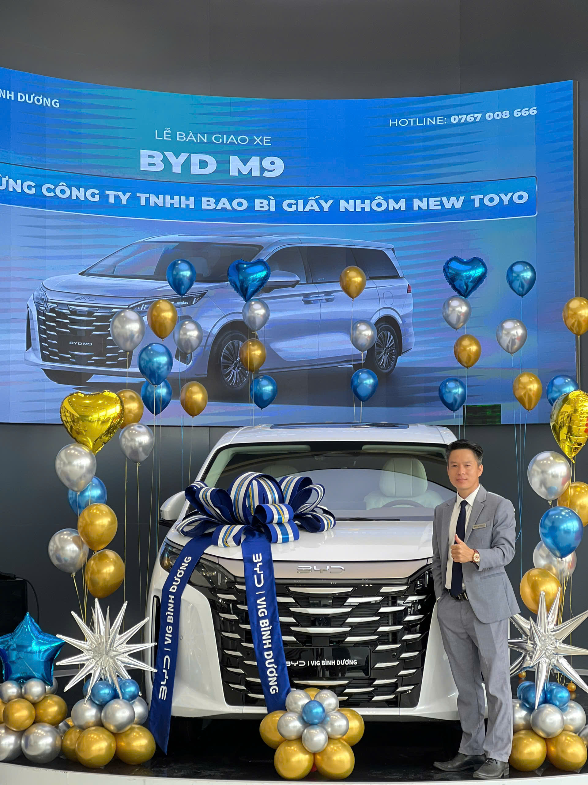 hình ảnh giao xe byd m9 premium màu trắng cho công ty
