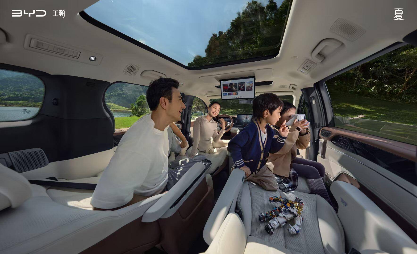 BYD M9 2025 - Không gian nội thất rộng rãi với cửa sổ trời toàn cảnh