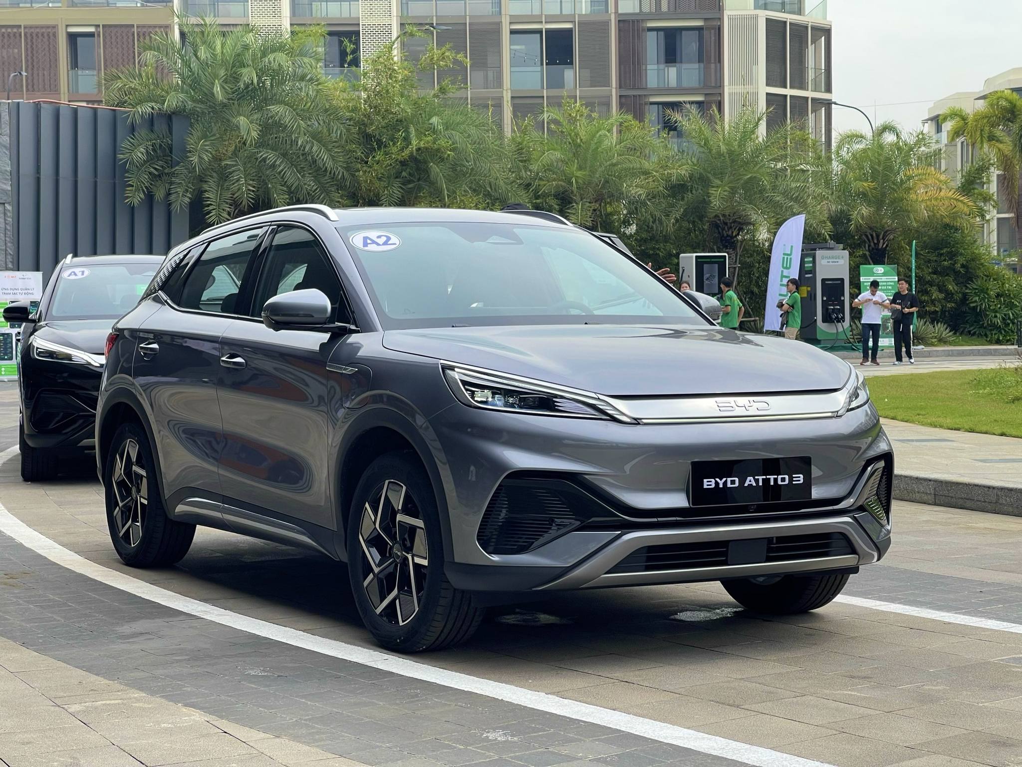 BYD Atto 3 cũ màu xanh đang được trưng bày tại showroom mua bán xe byd cũ