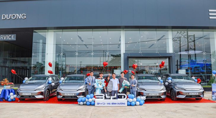 hình ảnh giao xe byd m6 cho doanh nghiệp