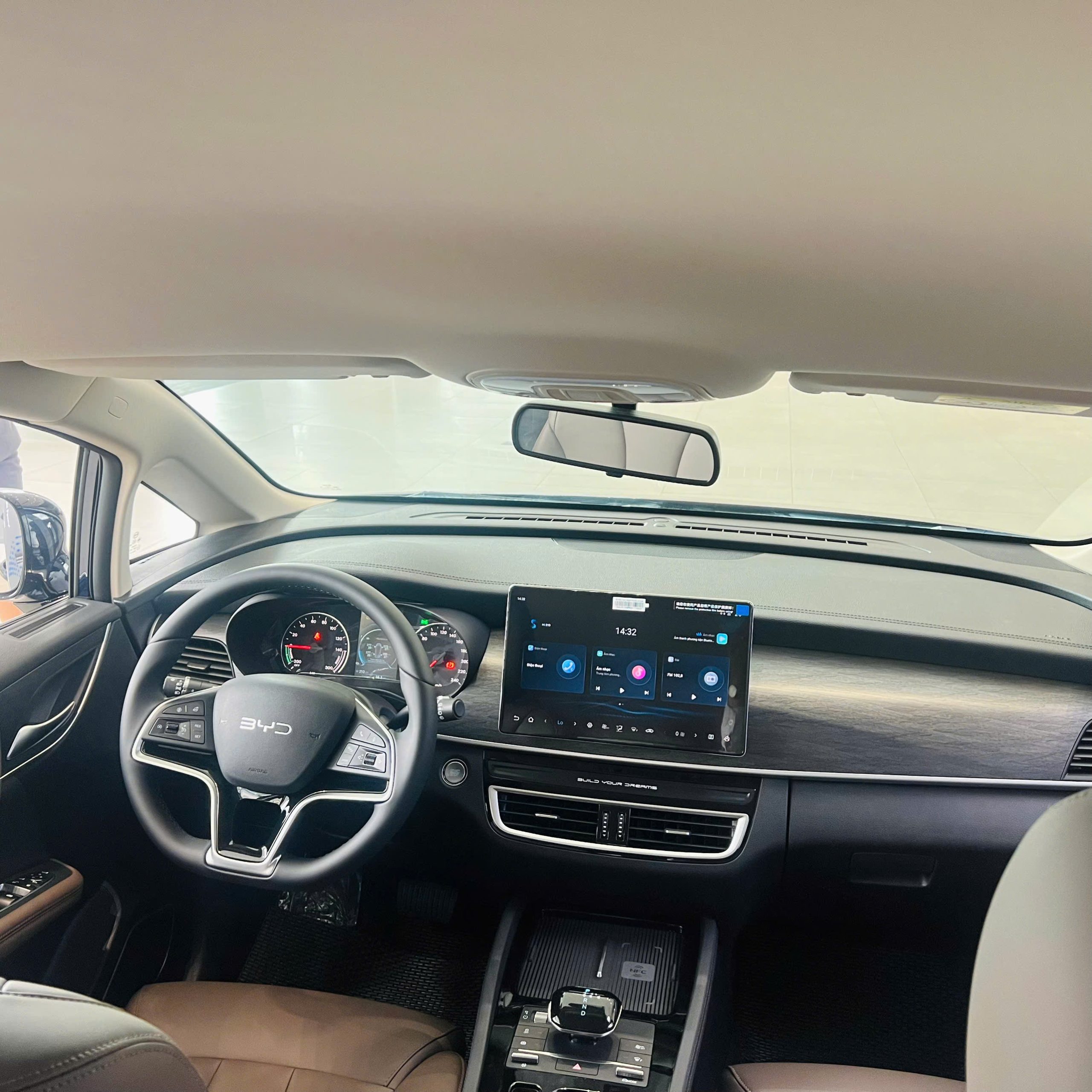 thông số kỹ thuật xe byd m6 không gian lái