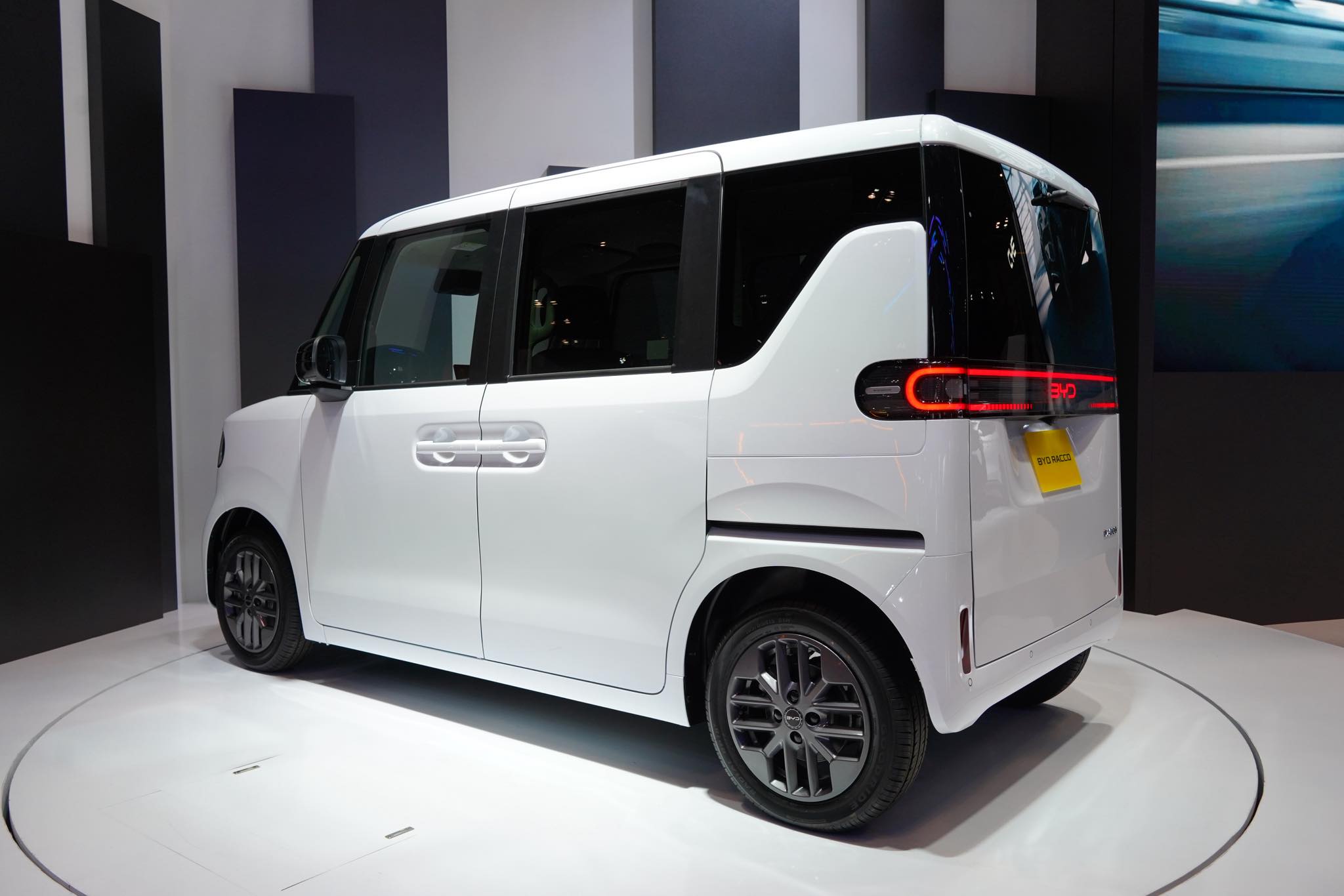 Tuân thủ nghiêm ngặt tiêu chuẩn Kei-Car, BYD Racco tối ưu hóa kích thước để dễ dàng xoay trở và đỗ xe trong không gian thành phố đông đúc.