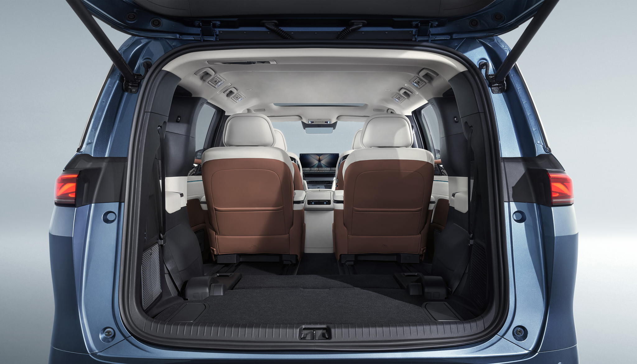 Nội thất BYD M9 so với Volkswagen Viloran