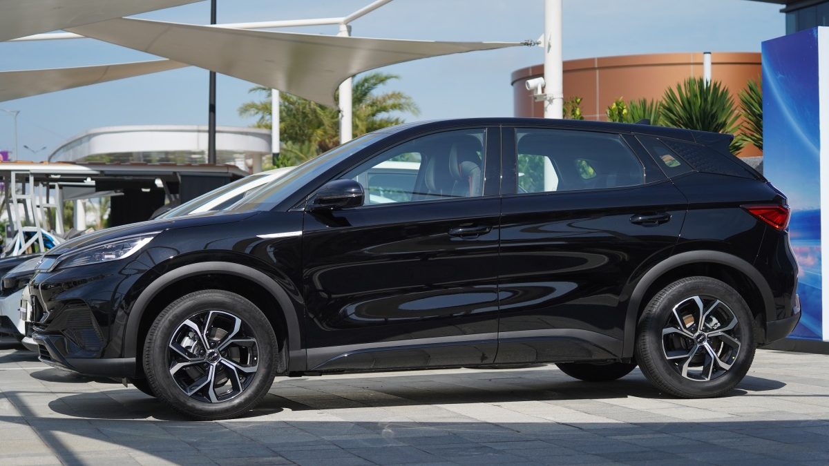 Thân xe và cột C tạo hiệu ứng nóc lơ lửng BYD Atto 3