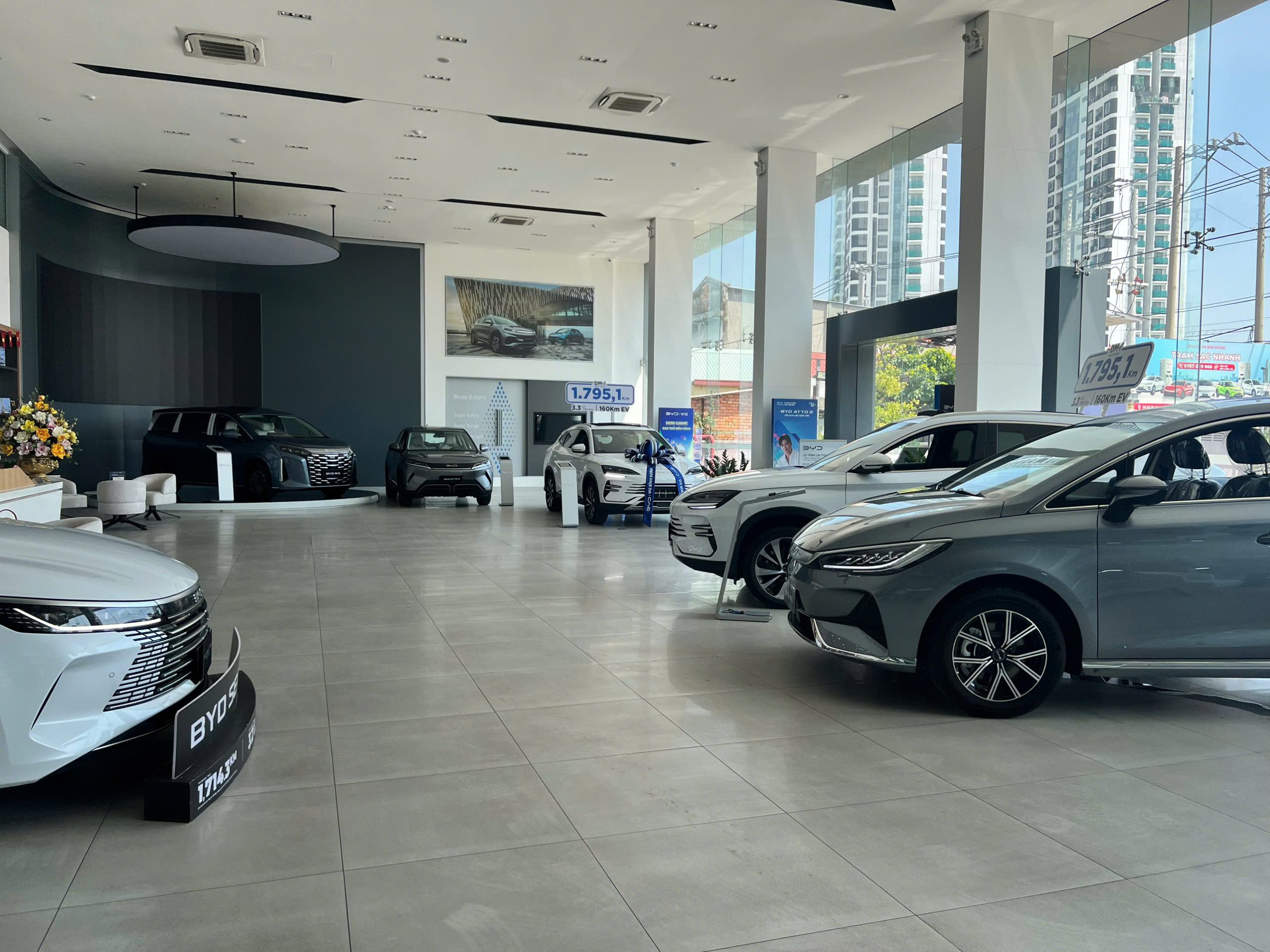 Showroom BYD Bình Dương trưng bày đầy đủ các dòng xe BYD chính hãng