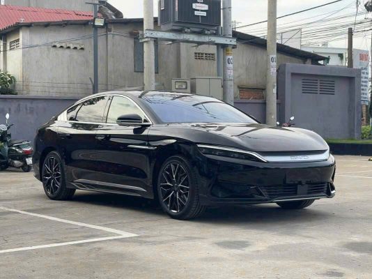 BYD Han 2026 màu đen, phong cách sedan hạng sang cổ điển.