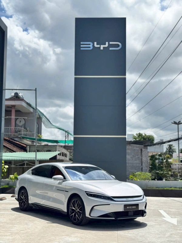 BYD Han 2026 màu trắng tại showroom BYD chính hãng.