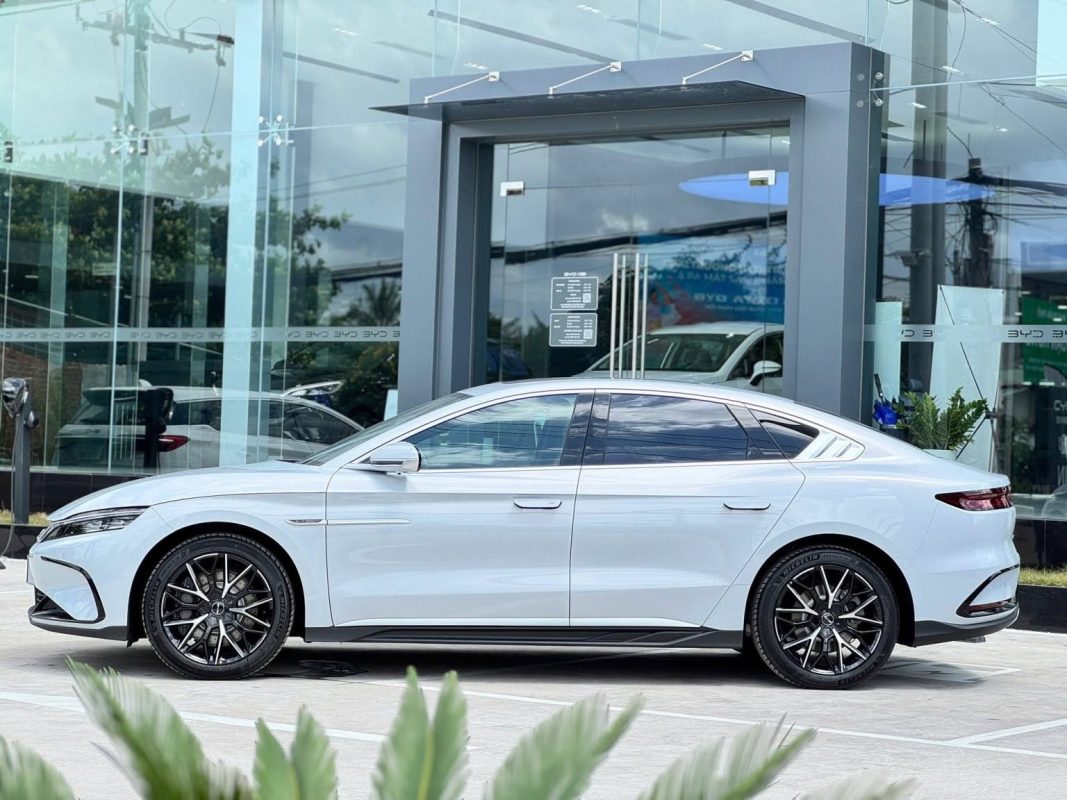BYD Han 2026 màu bạc, thân xe và hông xe.
