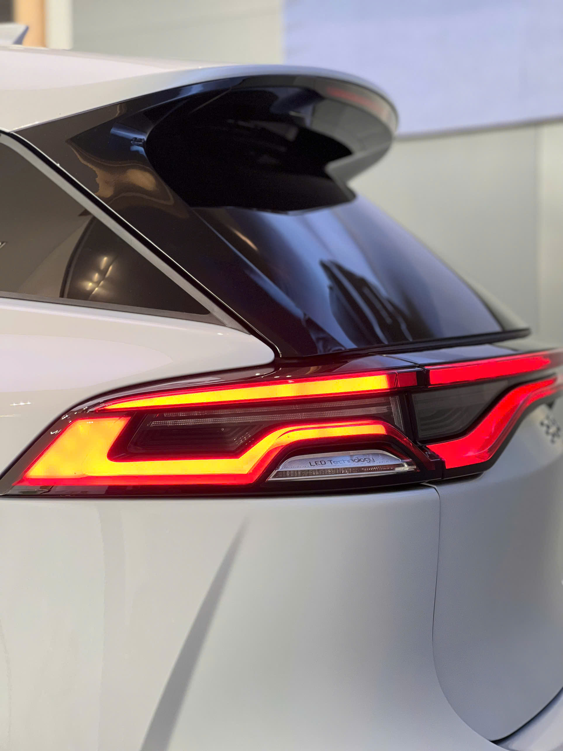 Đèn hậu LED BYD Sealion 8 spoiler thể thao