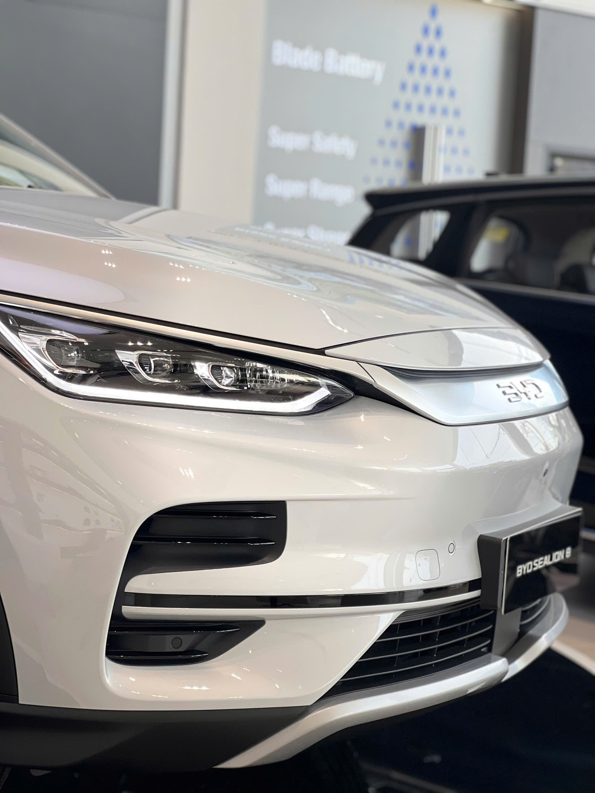 BYD Sealion 8 góc chéo trước SUV điện 7 chỗ