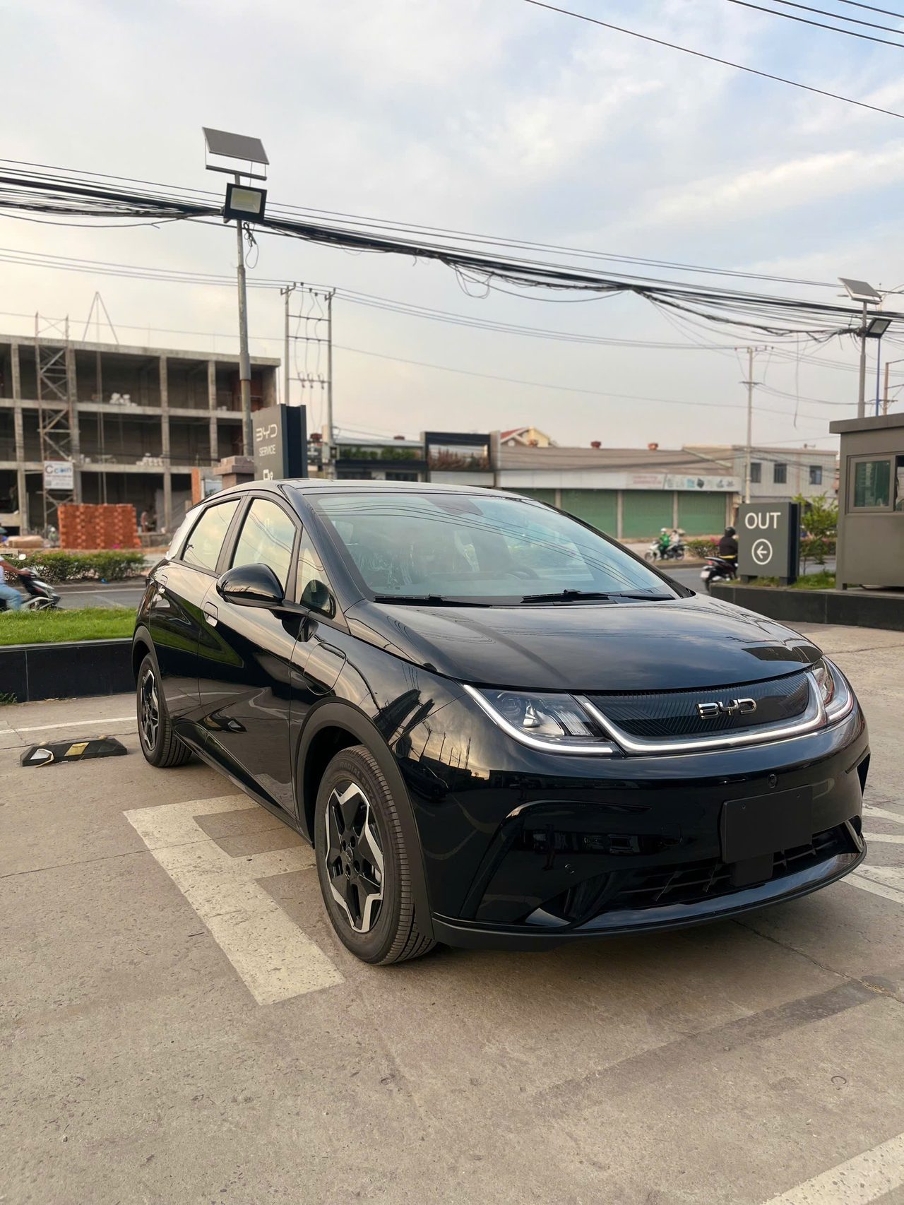 BYD Dolphin 2026 màu đen Cosmos Black thực tế tại đại lý BYD VIG Bình Dương