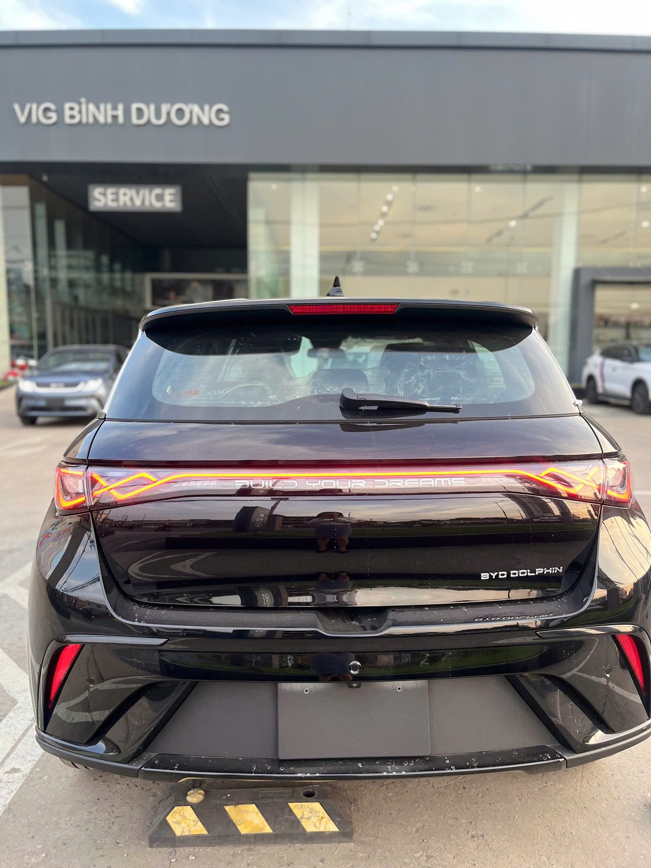 Đuôi xe BYD Dolphin 2026 màu đen Cosmos Black chụp thực tế showroom
