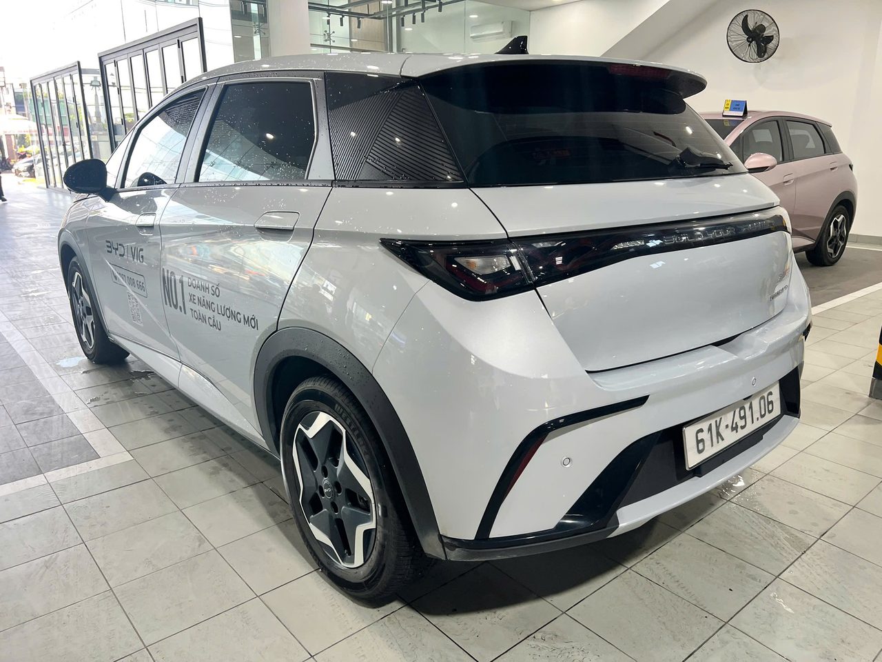 Đuôi xe BYD Dolphin 2026 màu trắng Ski White chụp thực tế showroom