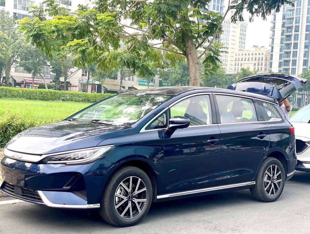 BYD M6 cũ lướt màu xanh đời 2024 - xe đã qua sử dụng tại Việt Nam
