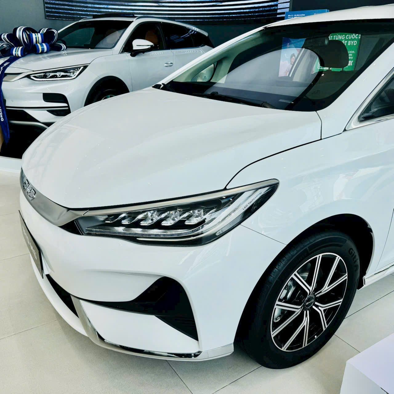 Đầu xe BYD M6 với cụm đèn LED Diamond Starlight