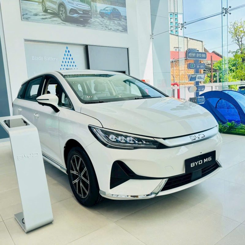 BYD M6 màu trắng Crystal White trưng bày tại showroom BYD Bình Dương - MPV 7 chỗ dưới 800 triệu
