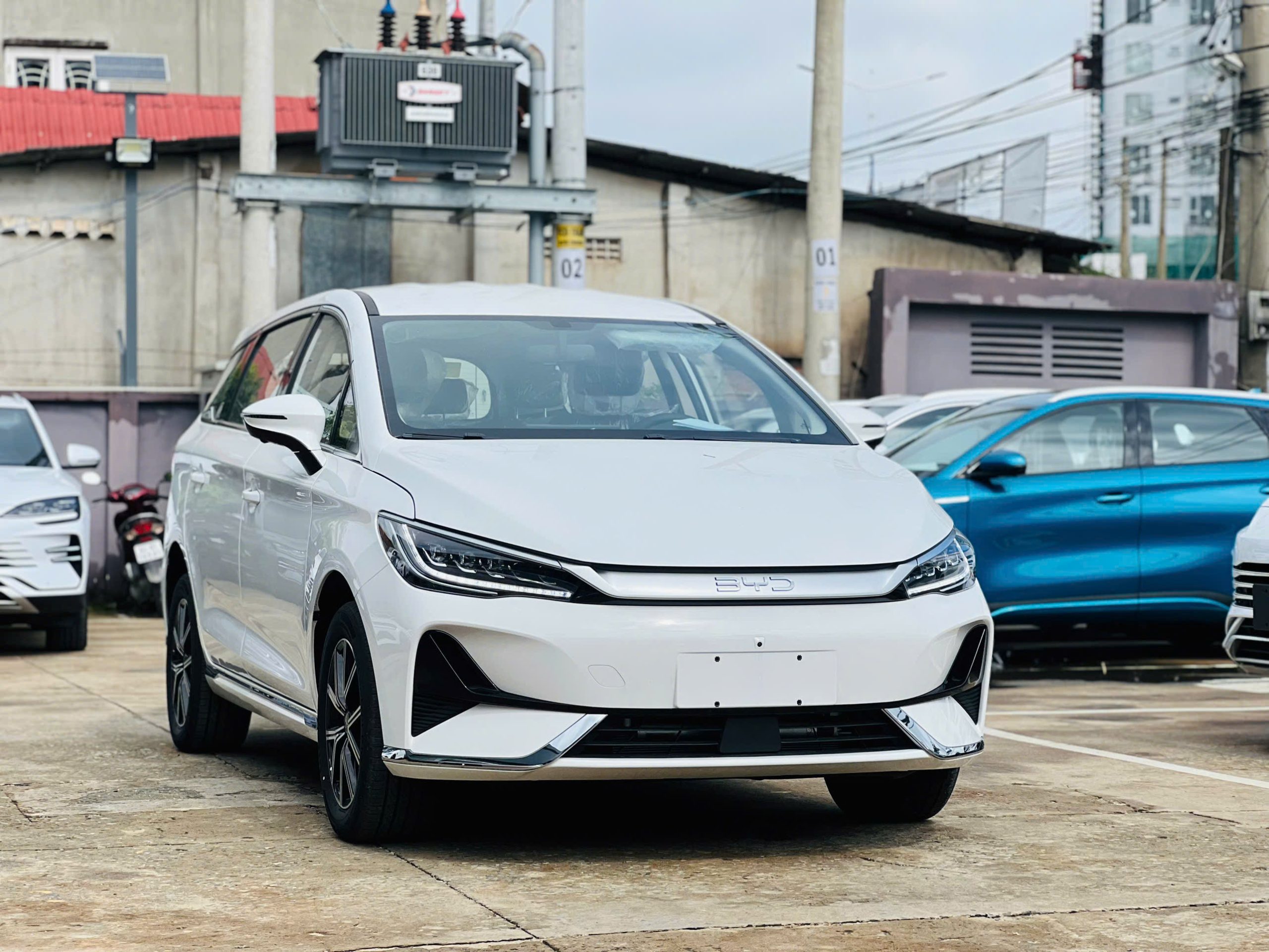 Đầu xe BYD M6 với đèn LED ban ngày pha lê