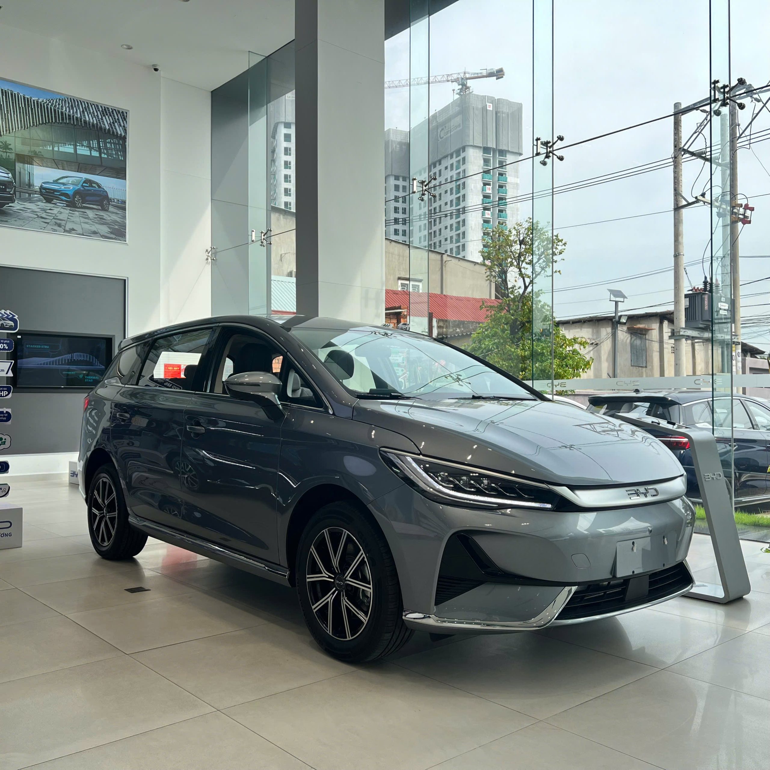 BYD M6 màu xám Harbour Grey