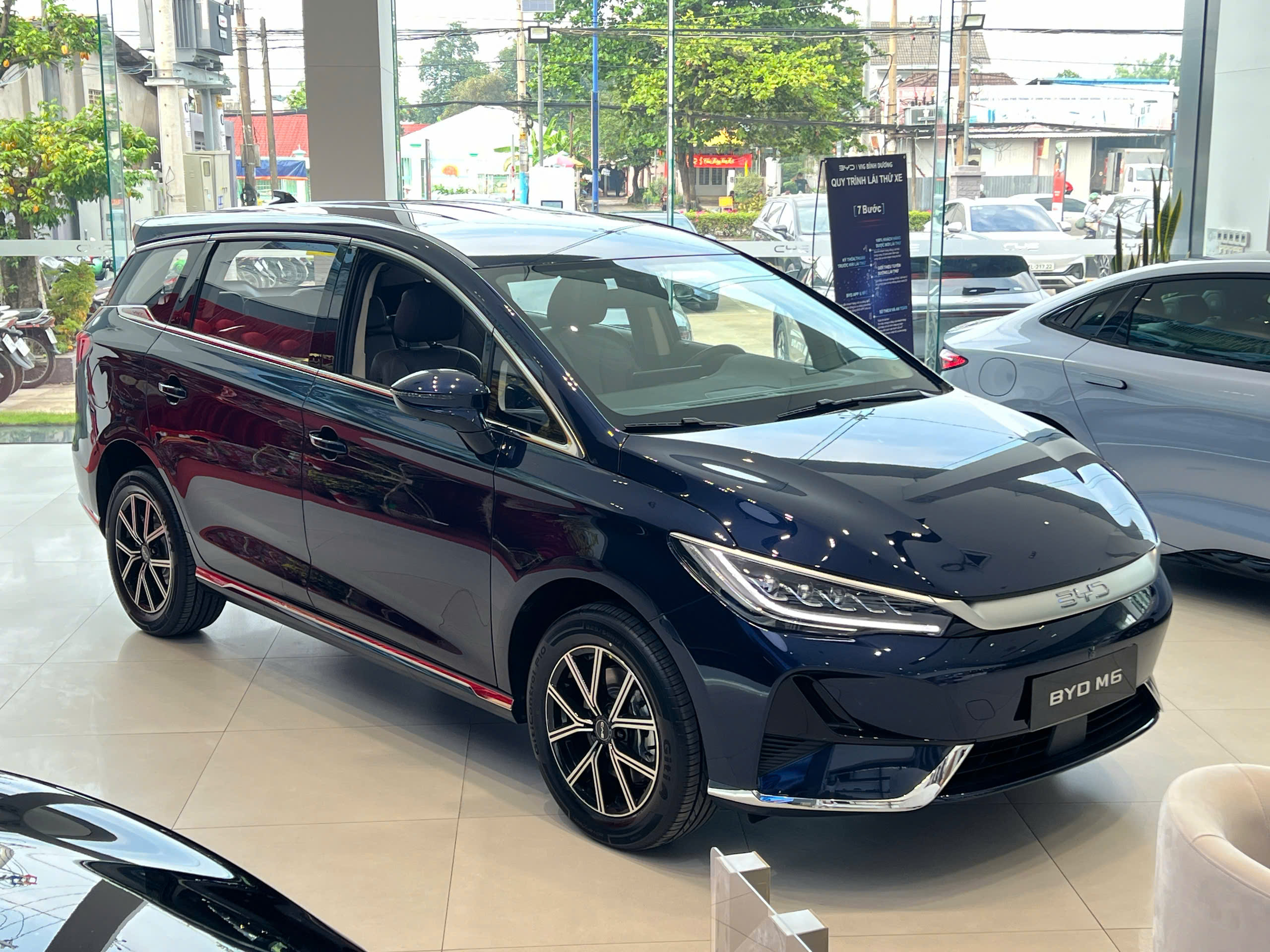 BYD M6 màu xanh đậm huyền bí