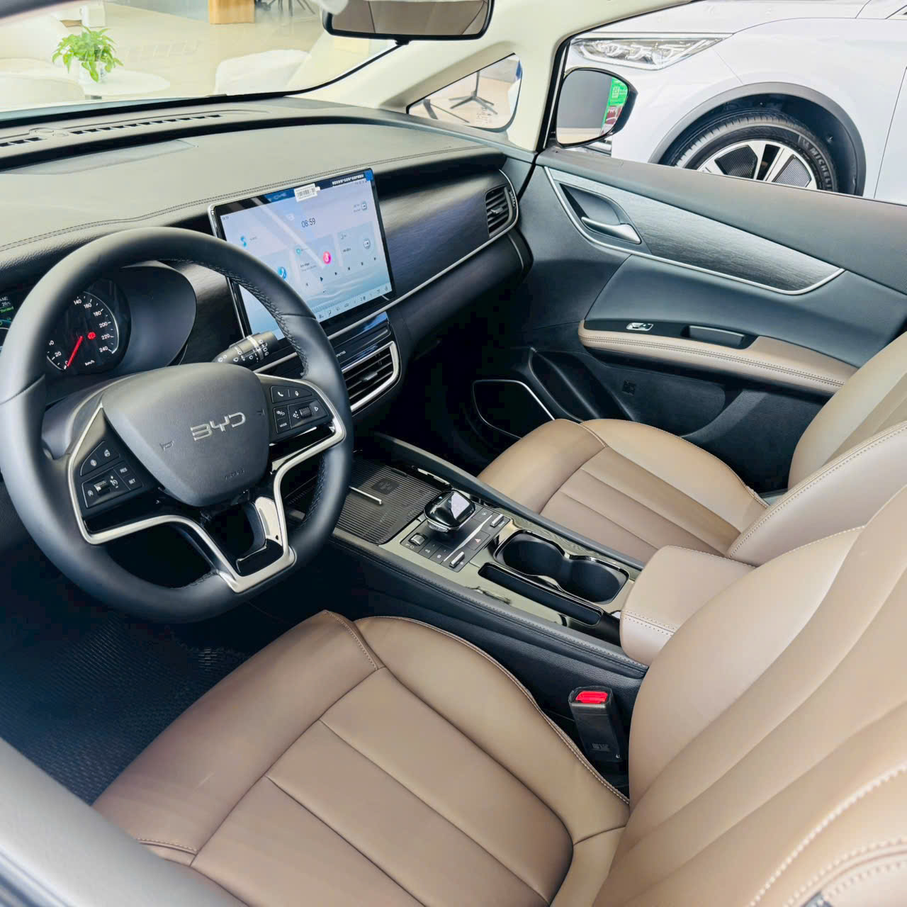 Cổng sạc BYD M6 hỗ trợ sạc nhanh DC 89 kW