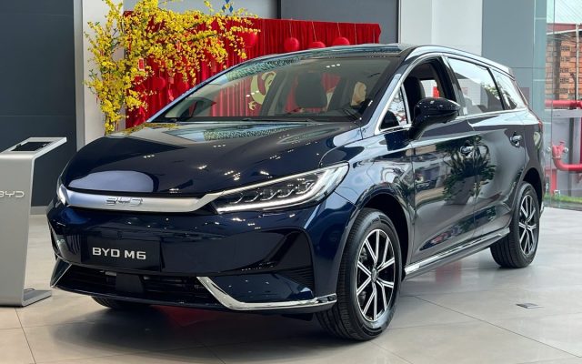 BYD M6 mau xanh Quartz Blue - so sanh voi Toyota Innova Cross