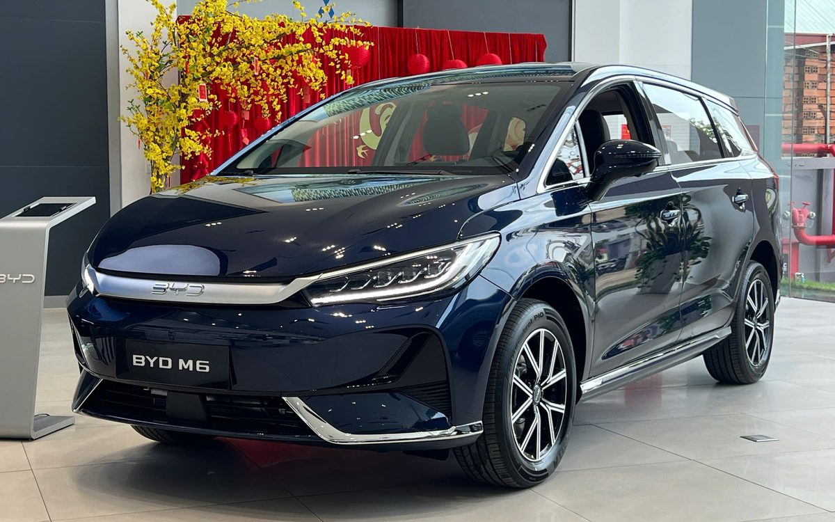 BYD M6 mau xanh Quartz Blue - so sanh voi Toyota Innova Cross
