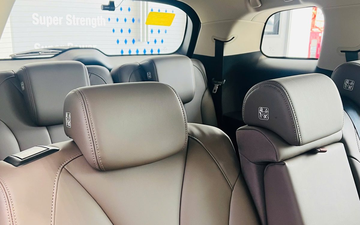 Noi that 7 cho BYD M6 - so sanh khong gian voi Innova Cross