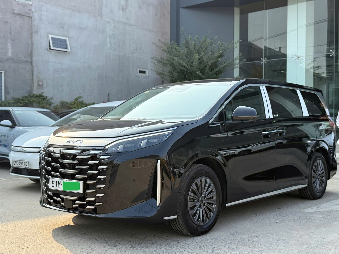 BYD M9 màu đen - MPV PHEV hạng thương gia 7 chỗ tại đại lý BYD