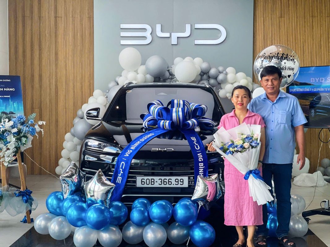 Khách hàng nhận bàn giao BYD Sealion 6 màu đen tại showroom BYD Bình Dương