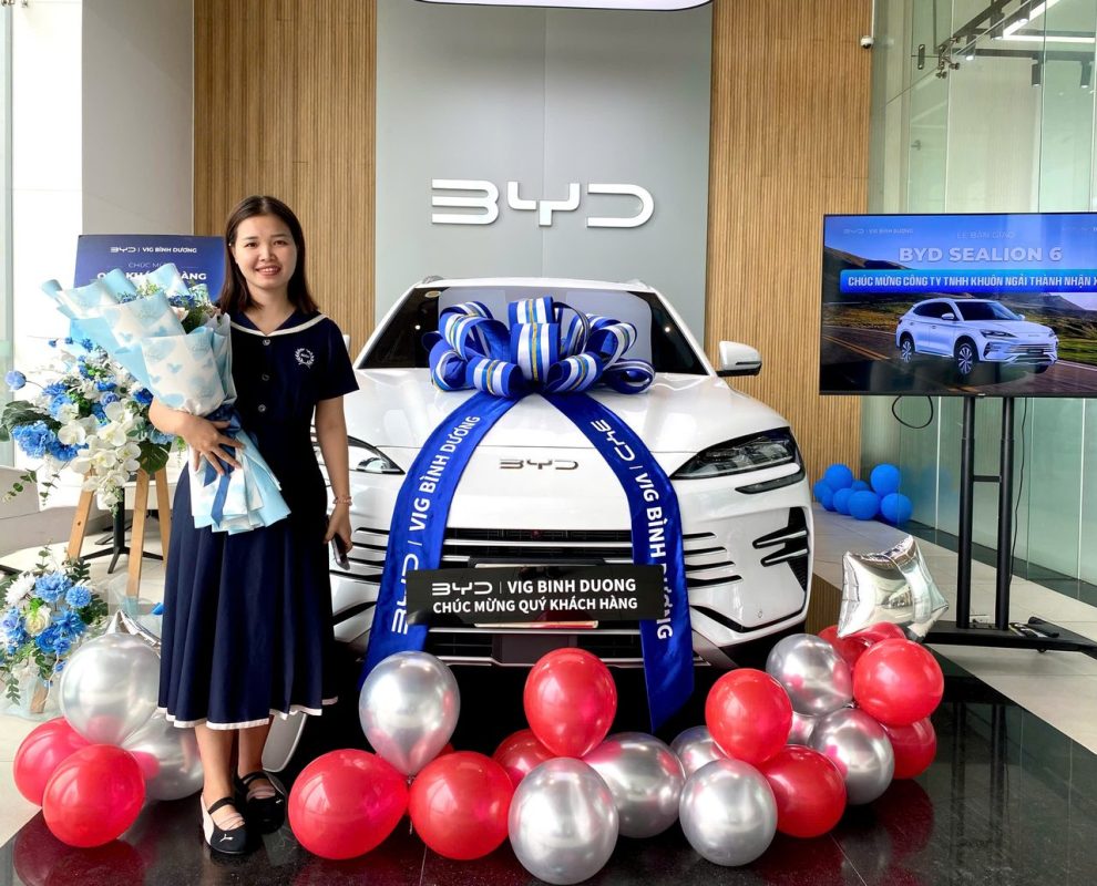 Nữ khách hàng nhận BYD Sealion 6 màu trắng tại showroom BYD Bình Dương