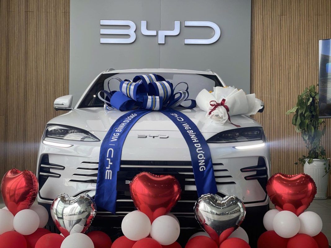 BYD Sealion 6 màu trắng thắt nơ trong lễ bàn giao xe tại đại lý BYD Bình Dương