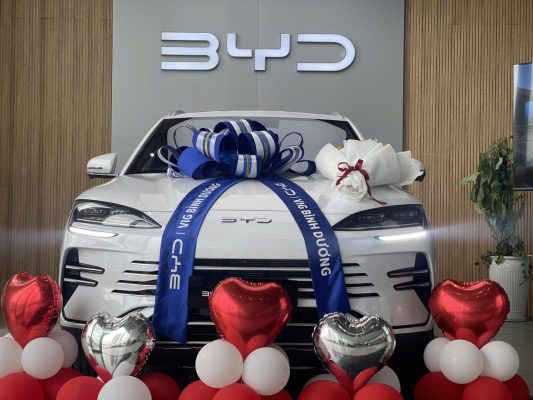 BYD Sealion 6 màu trắng thắt nơ trong lễ bàn giao xe tại đại lý BYD Bình Dương