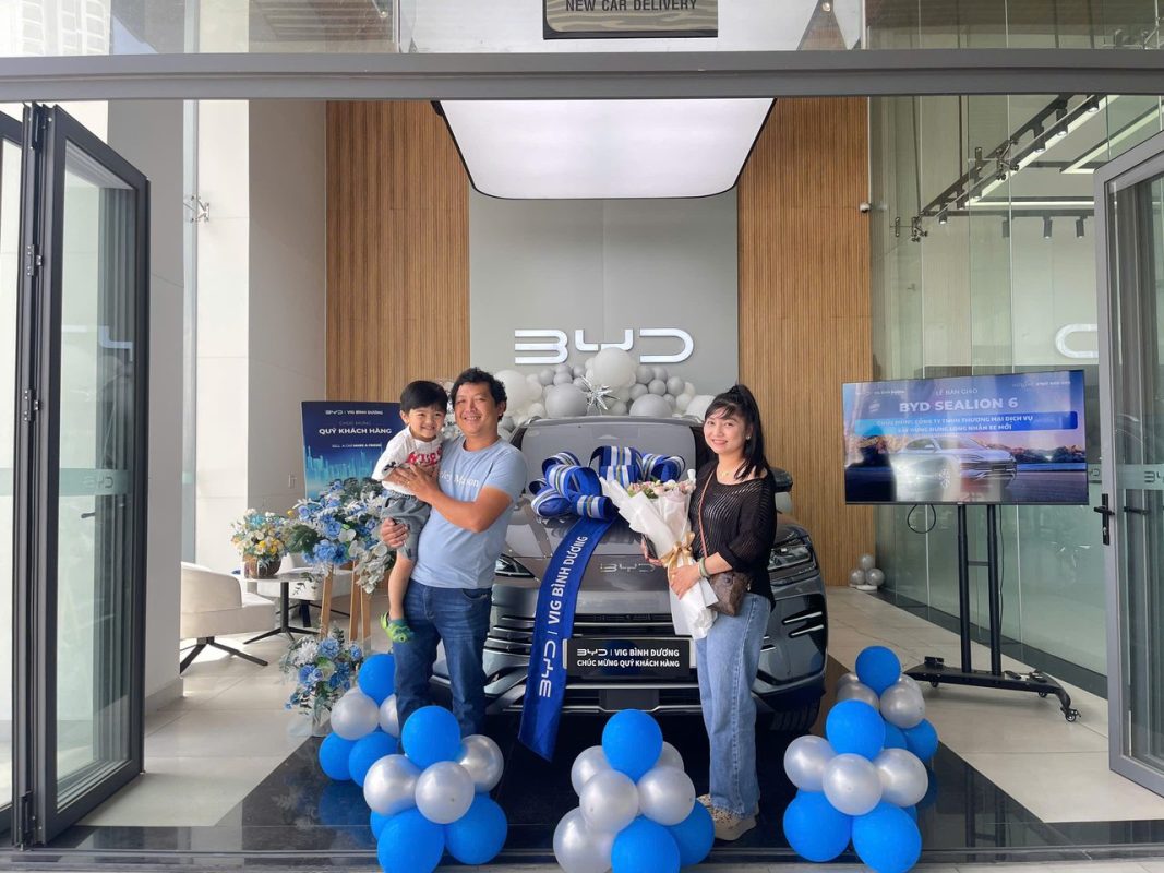 Gia đình khách hàng nhận xe BYD Sealion 6 màu xám tại BYD VIG Bình Dương