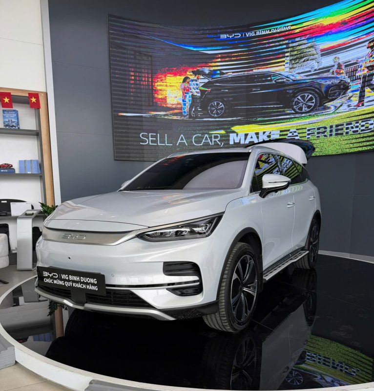 BYD Sealion 8 2026 màu trắng góc chéo trước tại showroom BYD VIG Bình Dương