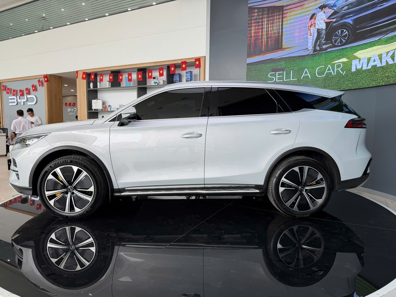 BYD Sealion 8 2026 nhìn ngang tại showroom BYD Bình Dương