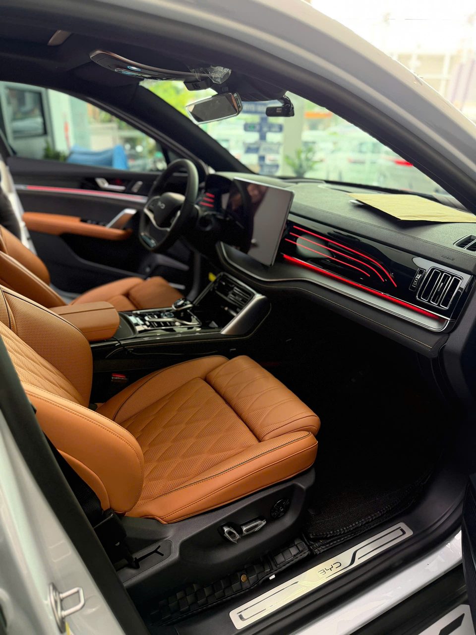 Nội thất BYD Sealion 8 2026 – ghế trước da Nappa nâu caramel, đèn viền nội thất