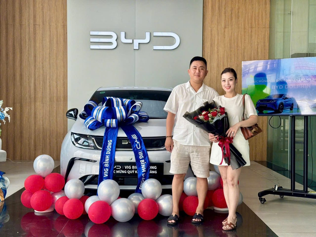 Gia đình khách hàng nhận xe BYD Dolphin 2026 tại BYD VIG Bình Dương