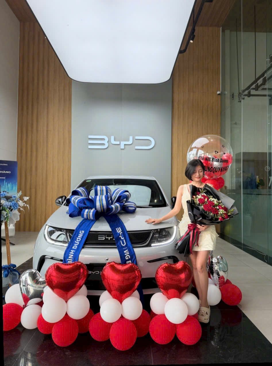 Khách hàng nhận xe BYD Dolphin 2026 màu trắng tại đại lý BYD VIG Bình Dương