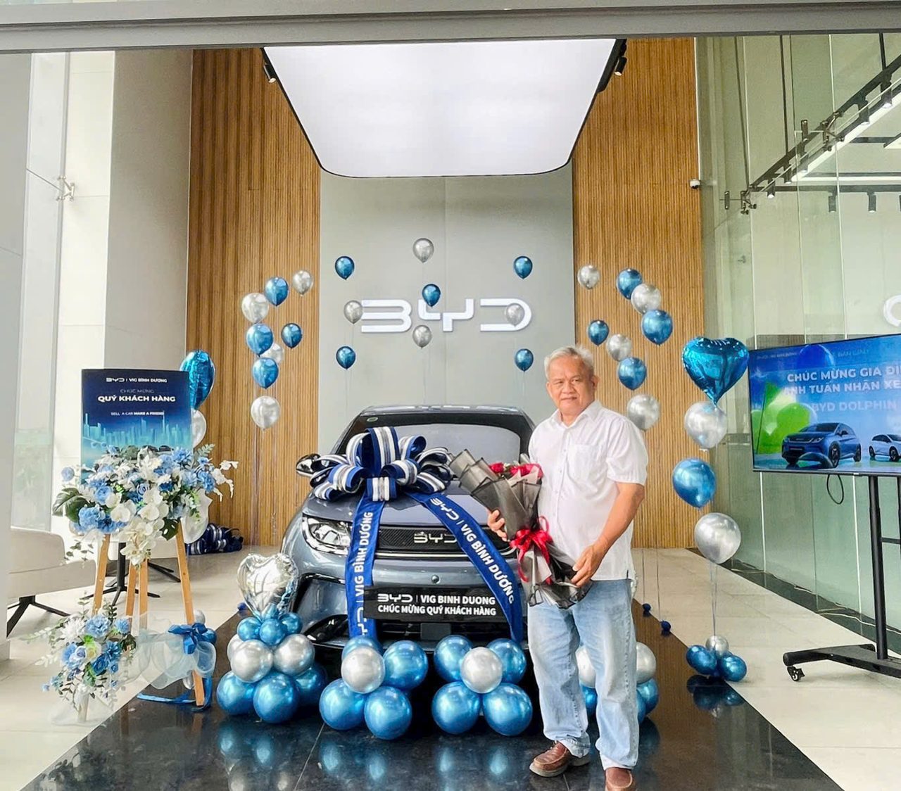 Khách hàng nhận xe BYD Dolphin 2026 màu xám xanh tại BYD VIG Bình Dương