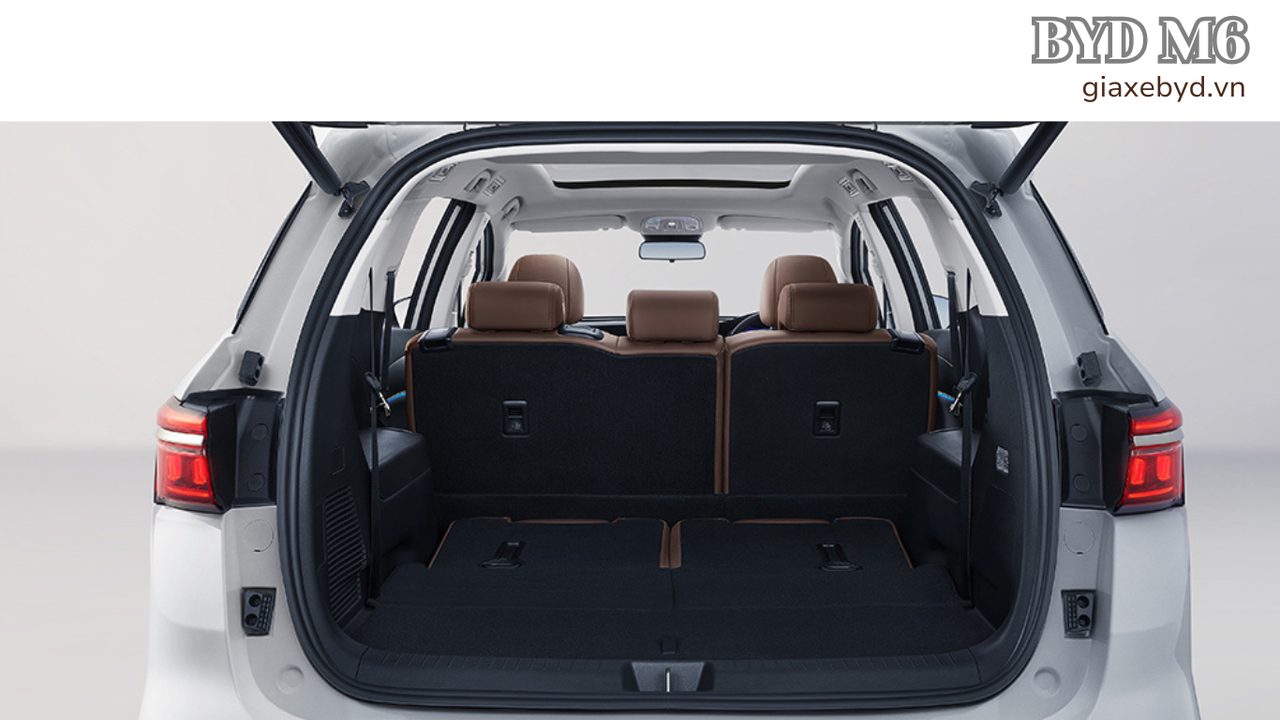Khoang hành lý BYD M6 khi gập hàng ghế thứ ba cho sàn phẳng 950 lít